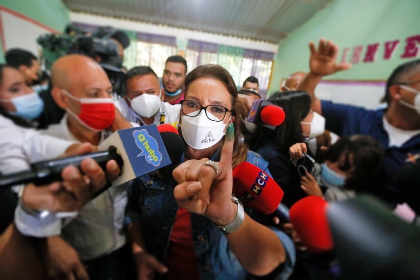 “¡No les voy a fallar!”: Xiomara Castro ejerce el sufragio y llama a votar masivamente