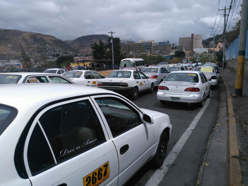 Taxistas insisten en revisar tarifas, pero Gobierno dice que no hay autorización