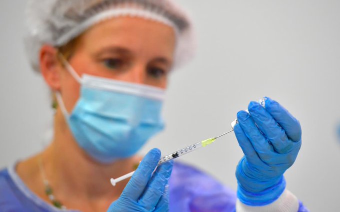 Trabajadores de empresas y personal de salud en EE.UU tienen hasta el 4 de enero para vacunarse