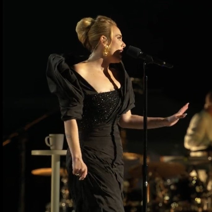 Adele rompe en llanto tras ofrecer su primer concierto después de cuatro años