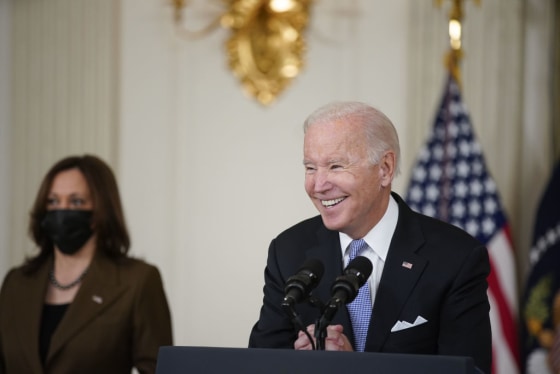“Cumplimos”: Biden celebra la aprobación de su millonario plan de infraestructura