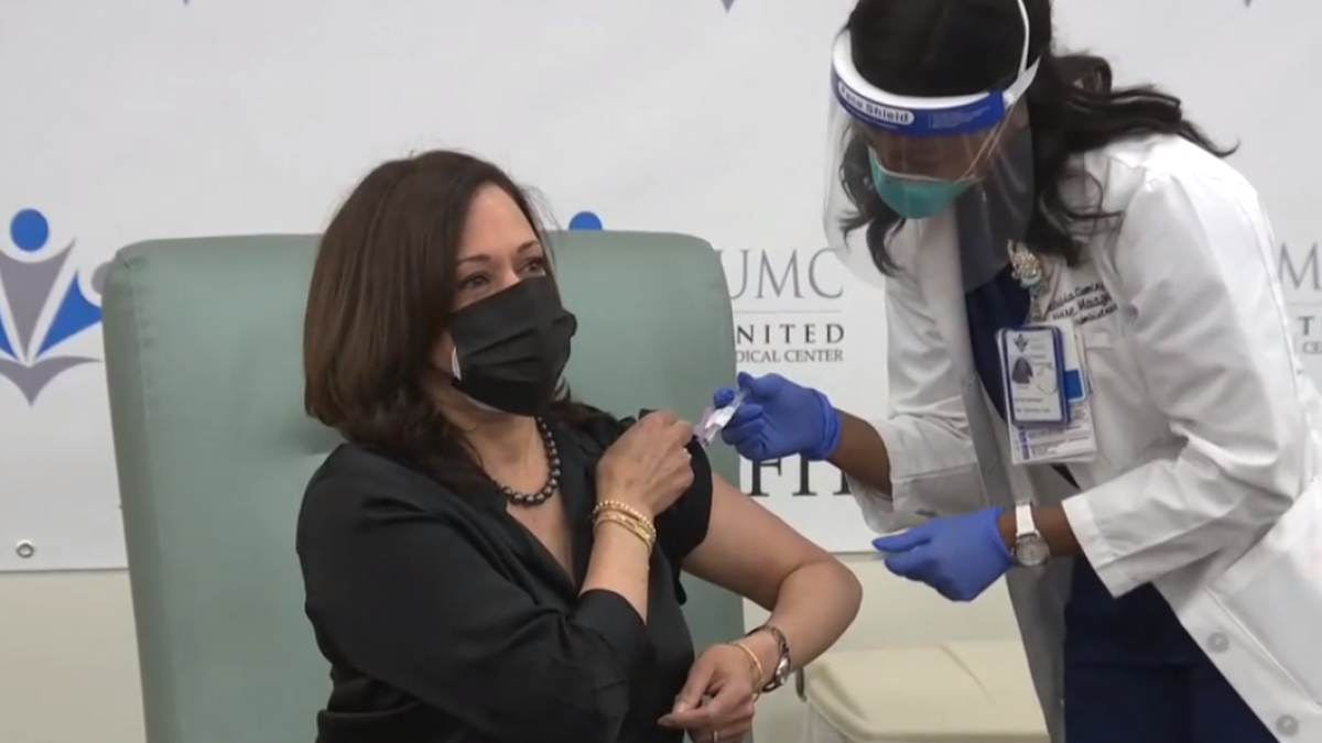 Kamala Harris recibió la tercera dosis de la vacuna anticovid