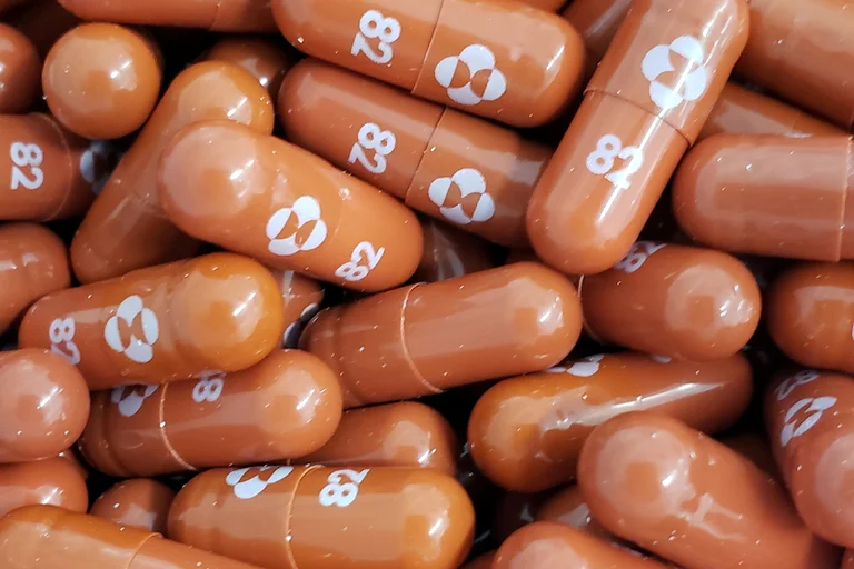 La FDA de Estados Unidos autorizó la píldora de Merck contra el COVID