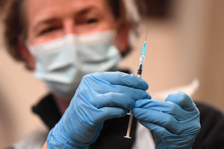 Pfizer anunció que la tercera dosis de su vacuna aumenta 25 veces la protección contra la variante Ómicron