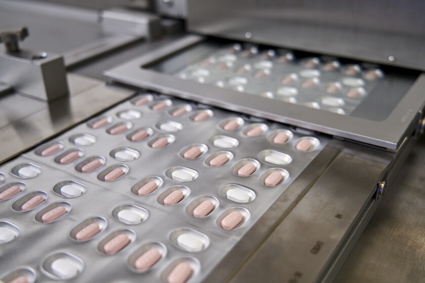 FDA podría autorizar las píldoras de Pfizer y Merck contra el coronavirus esta semana