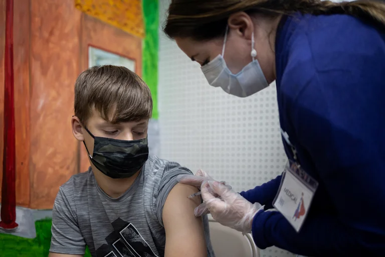 EEUU aprobó las vacunas de refuerzo contra el coronavirus para niños de 12 a 15 años