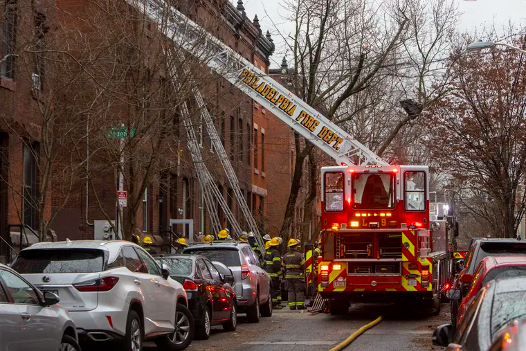 Incendio en un edificio de apartamentos de Philadelphia causa al menos 13 muertos