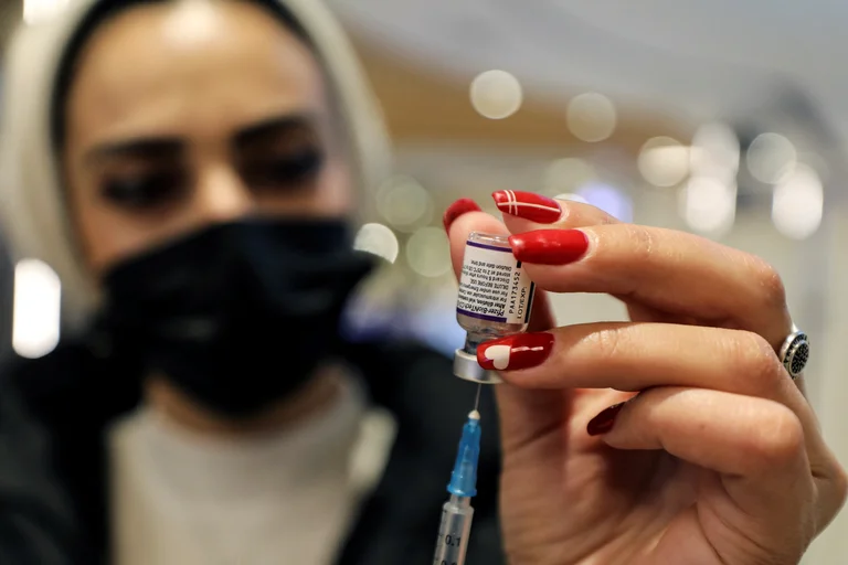 Pfizer anunció que tendrá lista en marzo una nueva vacuna contra la variante Ómicron