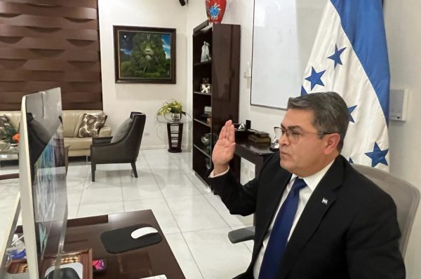 Expresidente Hernández es juramentado como diputado del Parlacen