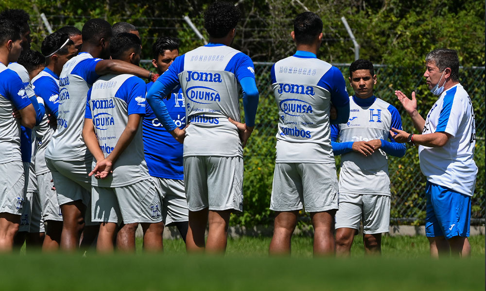 “Bolillo” Gómez regresó al país para retomar los trabajos con la Bicolor