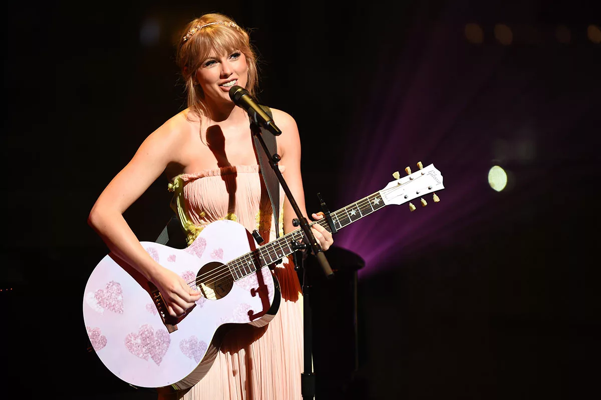 Taylor Swift es comparada con el éxito y talento de Los Beatles