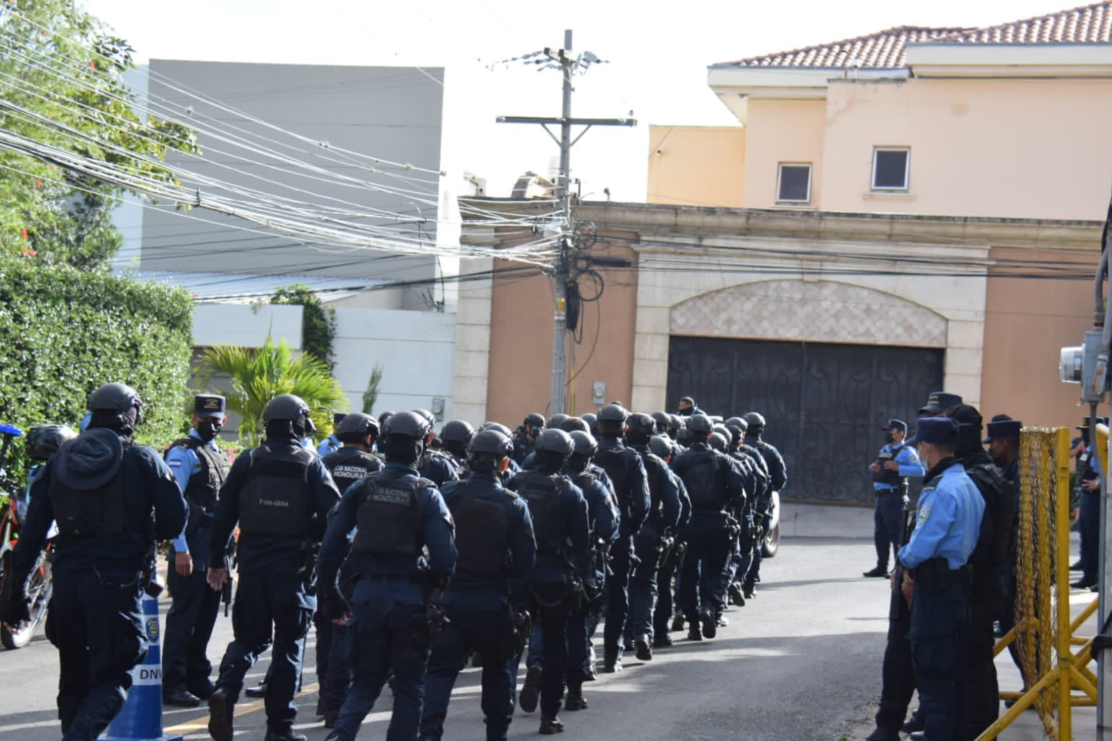 Autoridades resguardan bienes del exmandatario Hernández para evitar “saqueos”