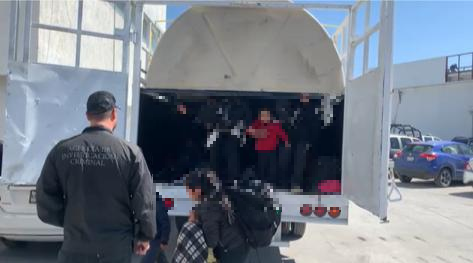 Hallan 12 migrantes hondureños dentro de contenedores de agua en Nuevo León, México