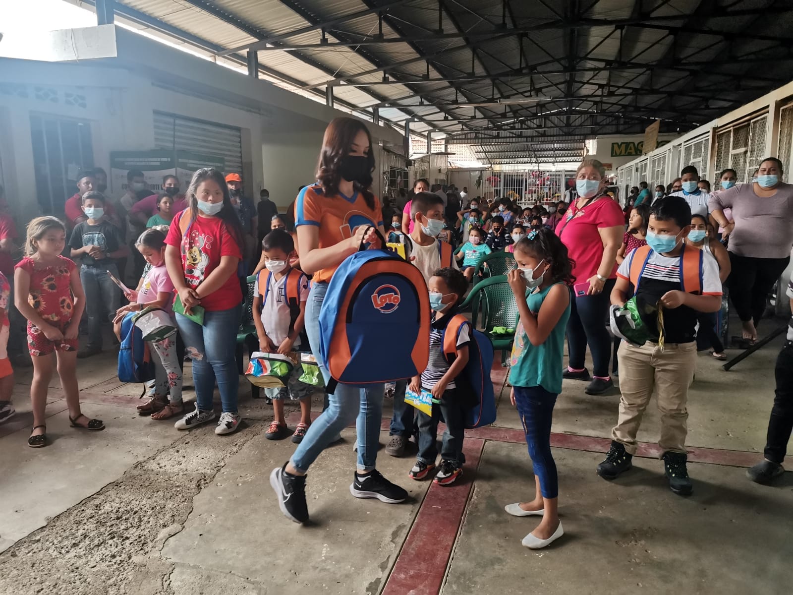 Niños de Mercado Medina reciben útiles escolares donados por LOTO