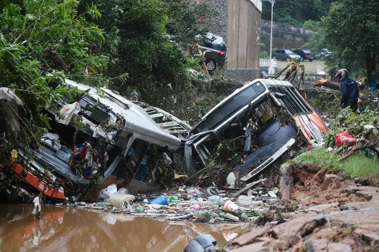 Ya son más de 70 los muertos en Brasil por el fuerte temporal que azotó Petrópolis