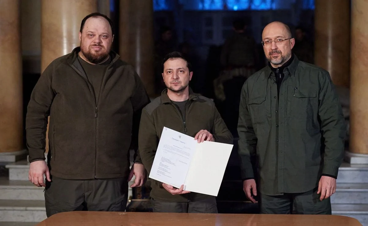Volodimir Zelensky firma la solicitud para la entrada de Ucrania en la Unión Europea