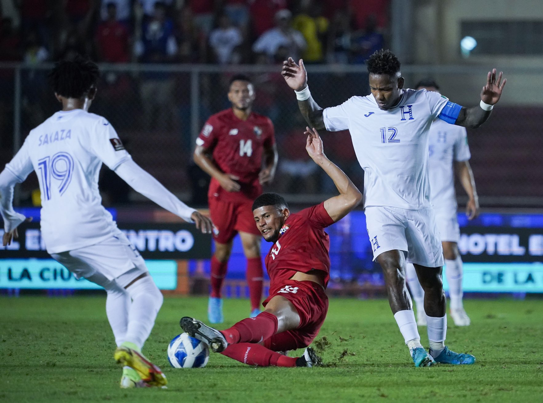 Honduras empata ante Panamá y le complica su clasificación al Mundial