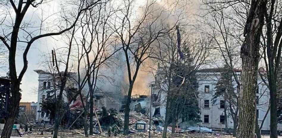 Bombardeo ruso dejó 300 muertos en teatro que servía de refugio para civiles en Mariupol
