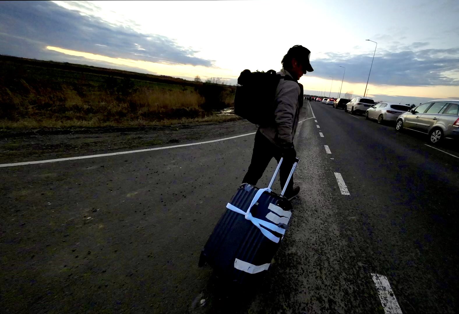 Sean Penn huye de Ucrania caminando hacia la frontera de Polonia