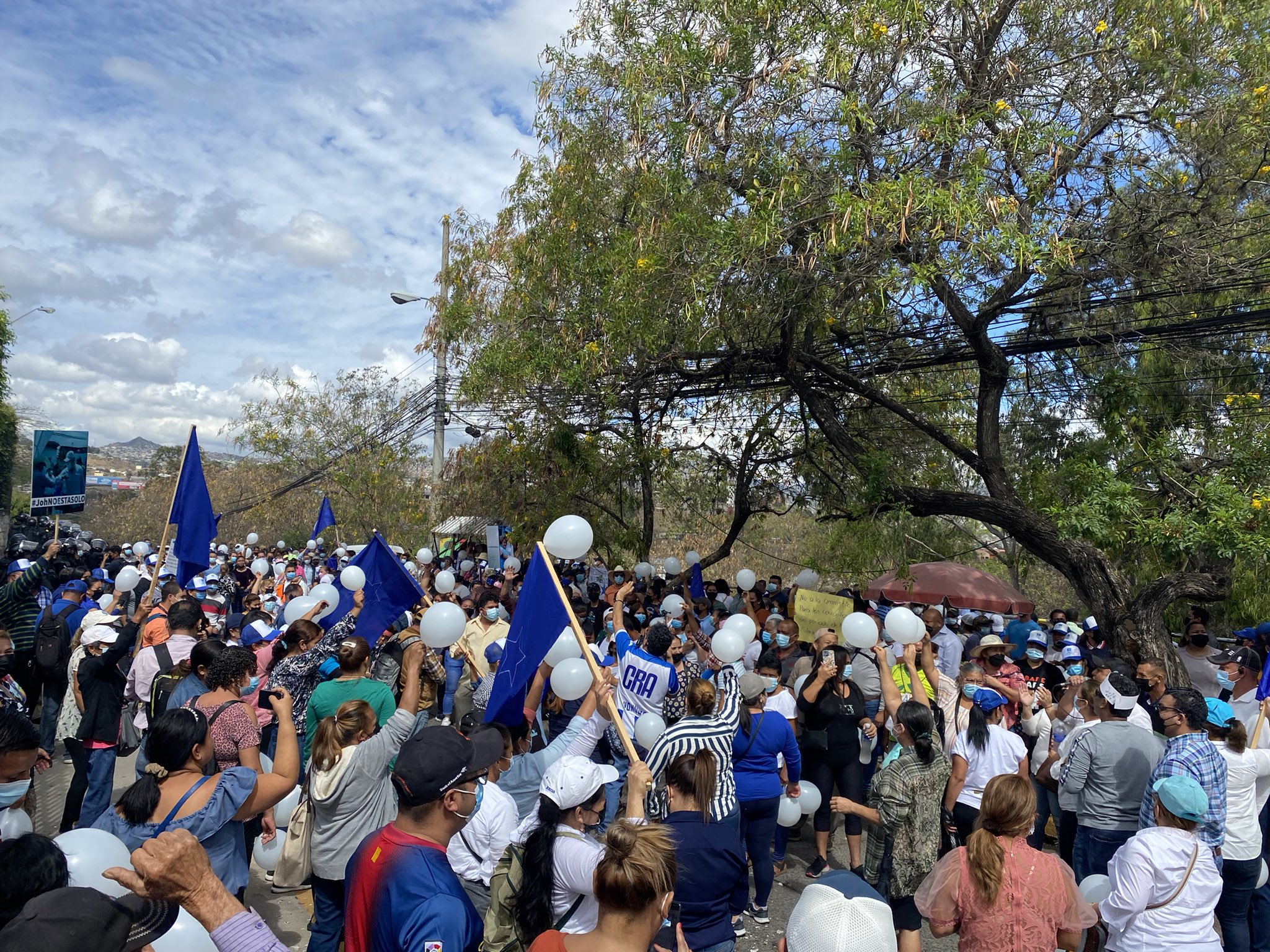 “JOH no estás solo”: Nacionalistas se solidarizan con expresidente Hernández