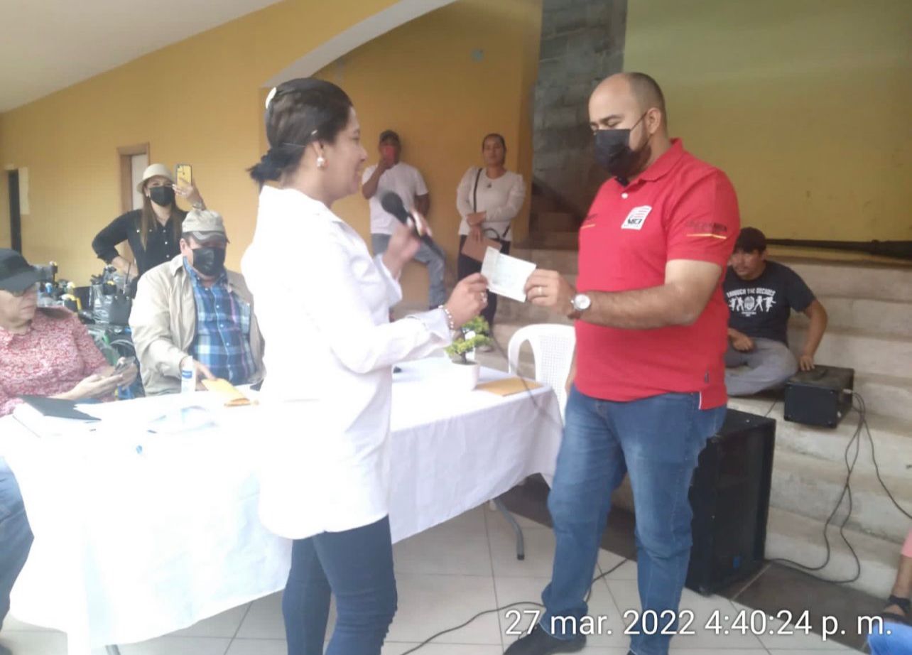 Diputados Carlos Zelaya y Rafael Sarmiento donan su primer salario a alcaldía de Guayape, Olancho