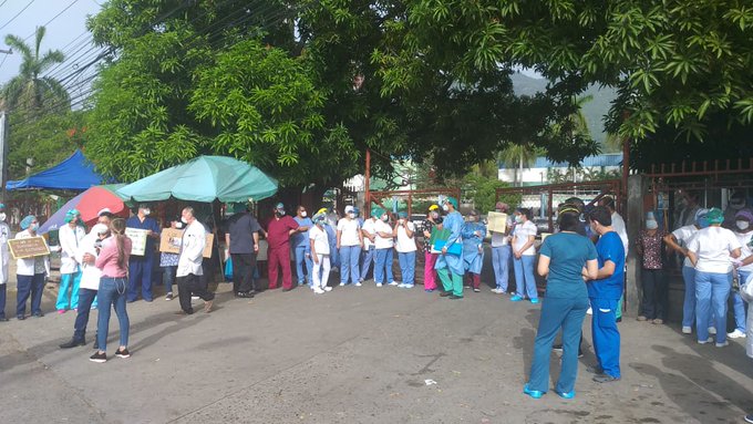 Médicos en servicio social de Tegucigalpa y SPS cumplen 16 días en paro