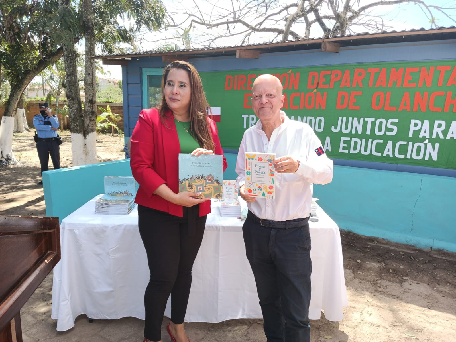 Embajada de Chile hace nueva entrega de material educacional en Olancho
