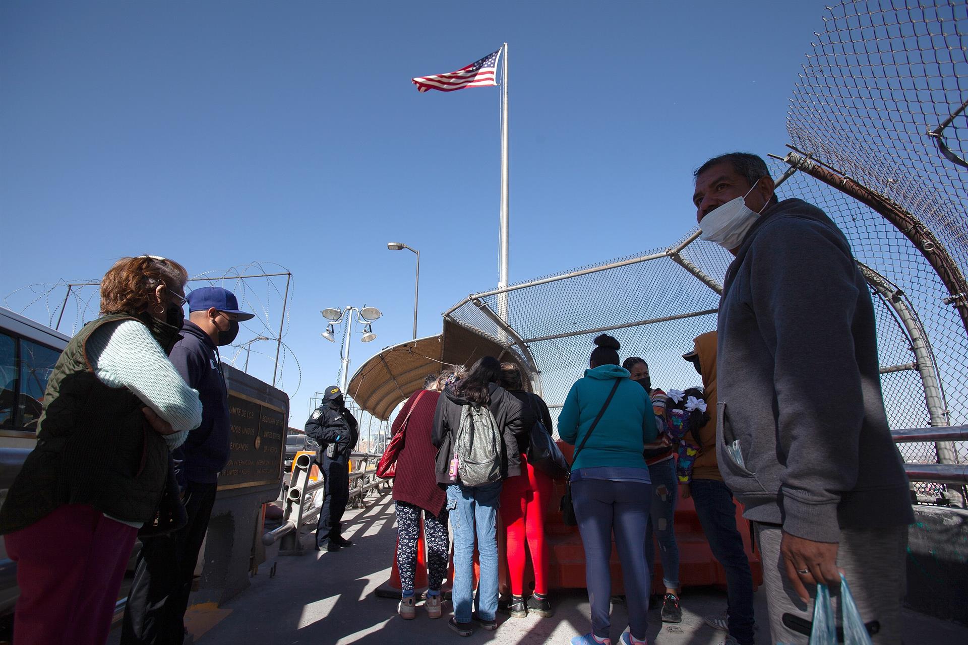 EE.UU. agilizará trámites de asilo y de deportaciones a los inmigrantes no elegibles