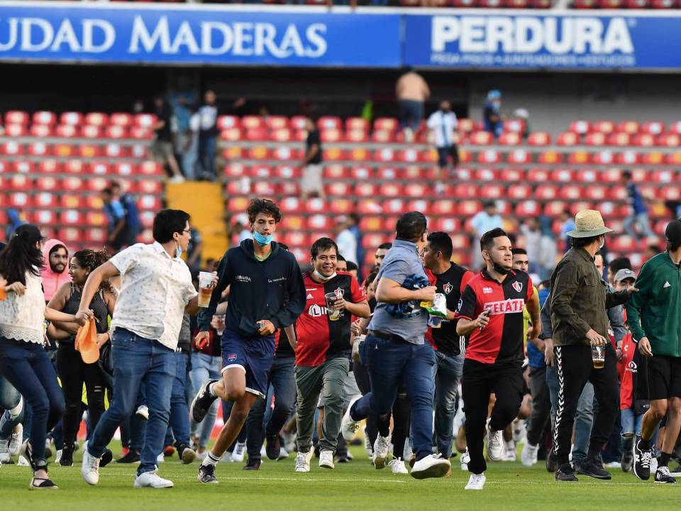 Enfrentamiento en estadio mexicano habría dejado al menos 17 muertos