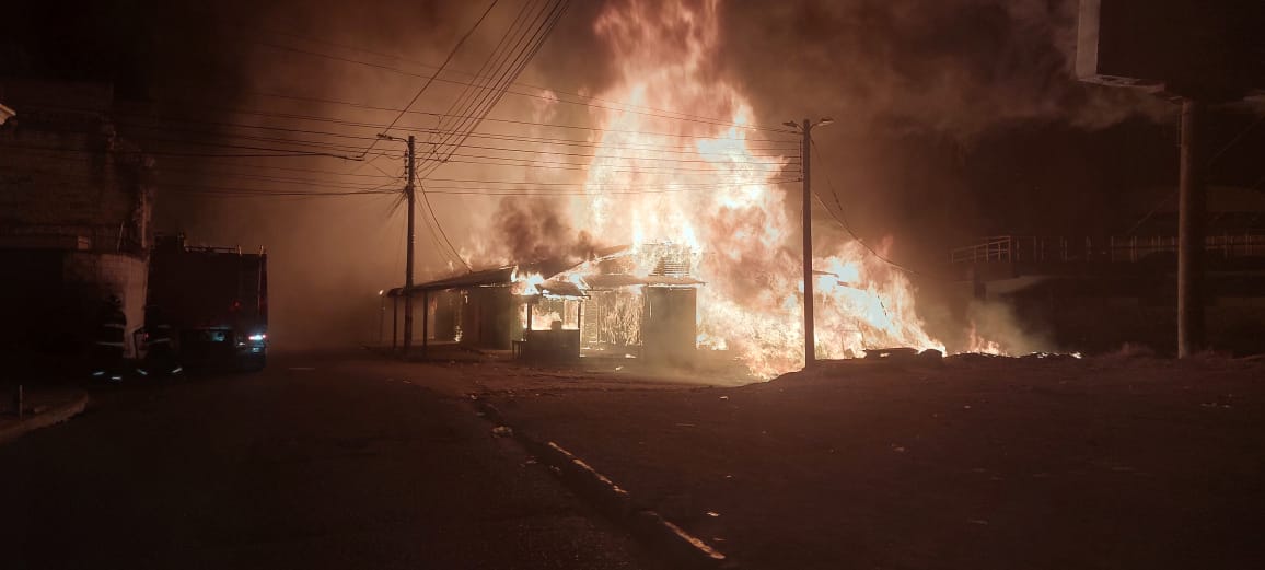 Incendio consumió al menos 41 puestos en la primera avenida de Comagüela