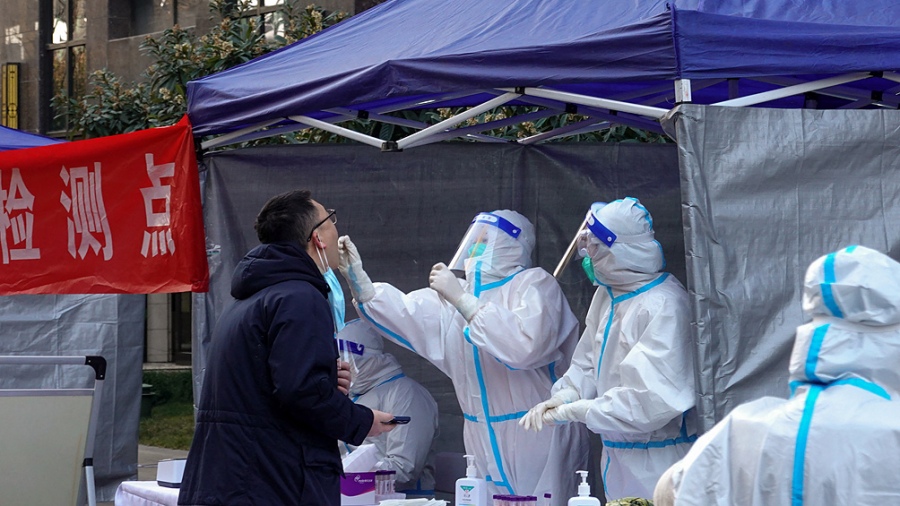 China informa un nuevo récord de más de 27.000 contagios de coronavirus