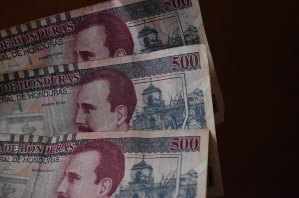 Recaudación de Honduras se va en pago de sueldos y deuda pública, señala economista