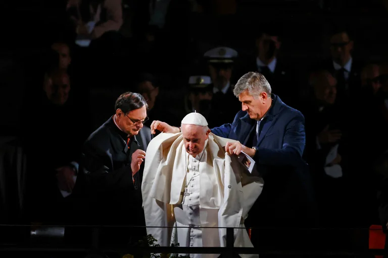 El papa Francisco presidió el Vía Crucis ante 10.000 personas tras dos años de suspensión por la pandemia