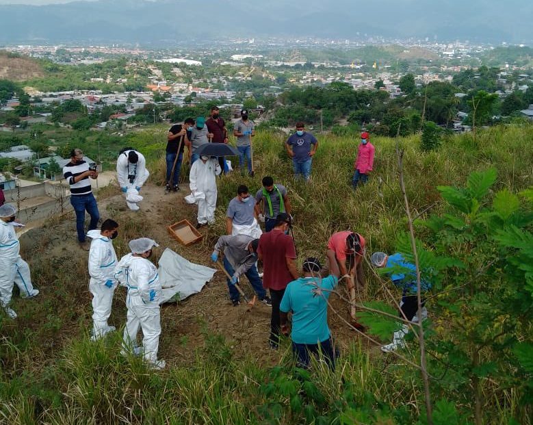 Encuentran cadáveres en cementerio clandestino en aldea El Carmen de SPS