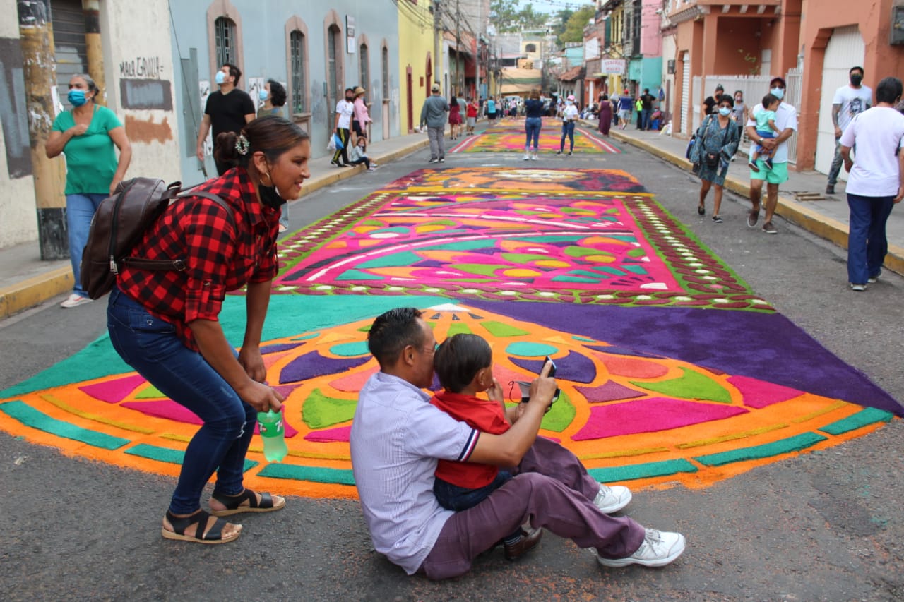 Bellas alfombras de aserrín engalanaron la capital en esta Semana Santa
