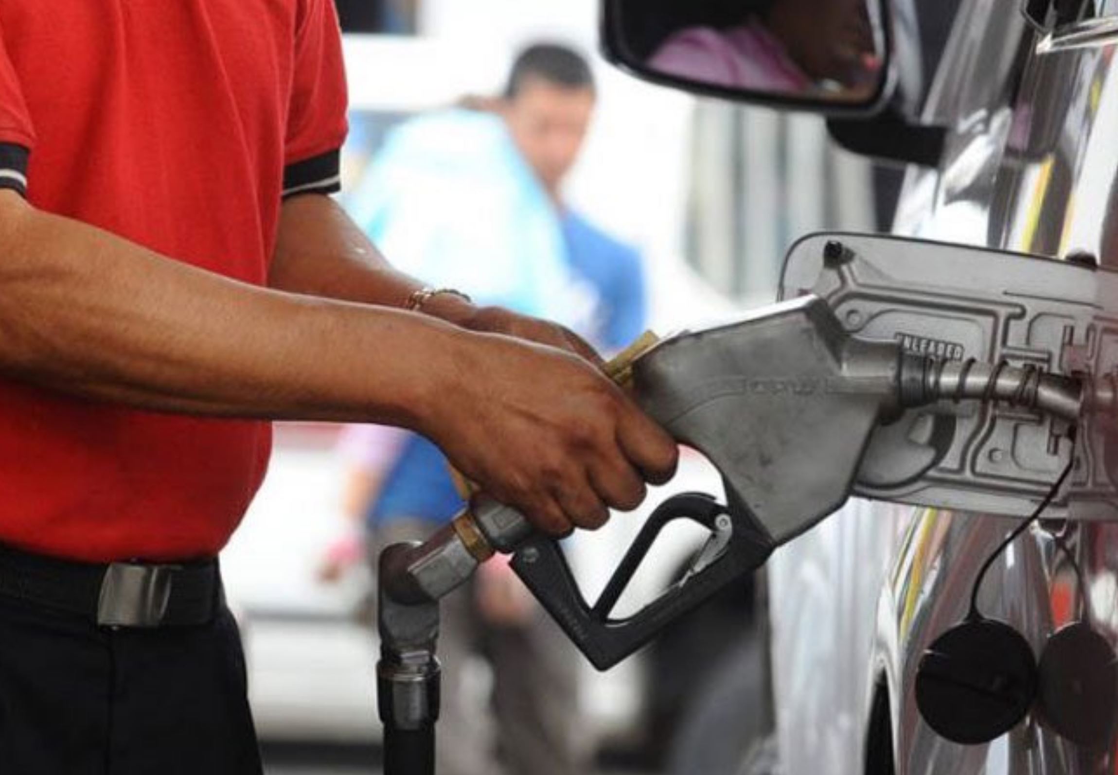 Congelamiento de combustibles llega cuando alcanzaron precios muy altos, señala economista