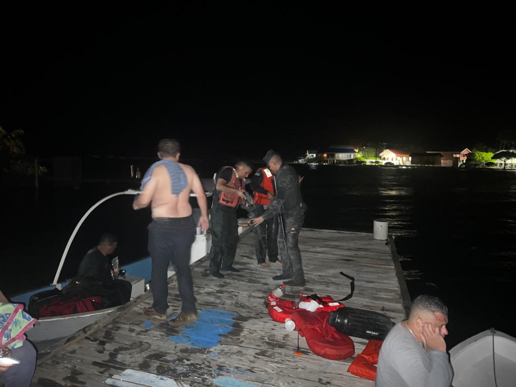 Rescatan con vida a náufragos de una embarcación en Roatán