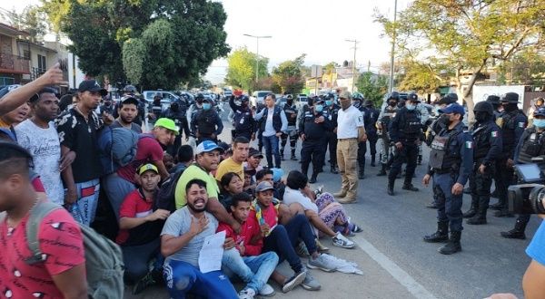 Migrantes exigen mejor trato de autoridades en Oaxaca, México