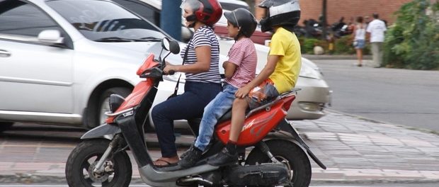 A partir de mayo se comenzará a multar a motociclistas que se trasporten con tres personas