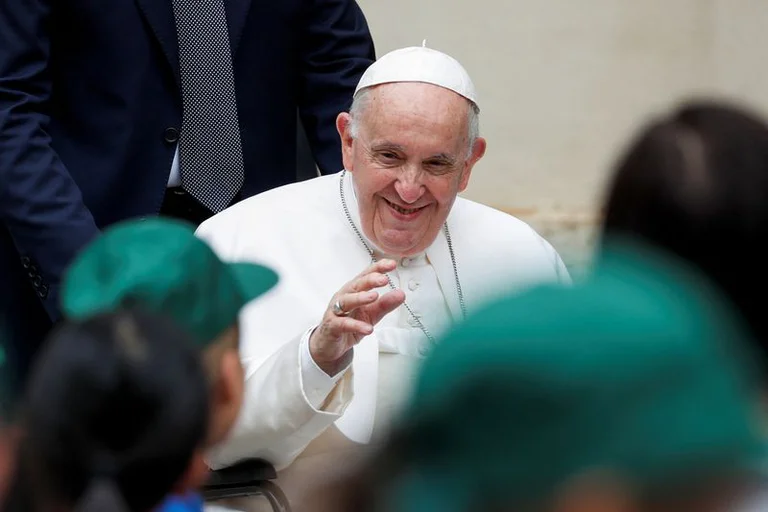 El papa Francisco aseguró que quiere visitar Ucrania pero dijo que está buscando “el momento justo”