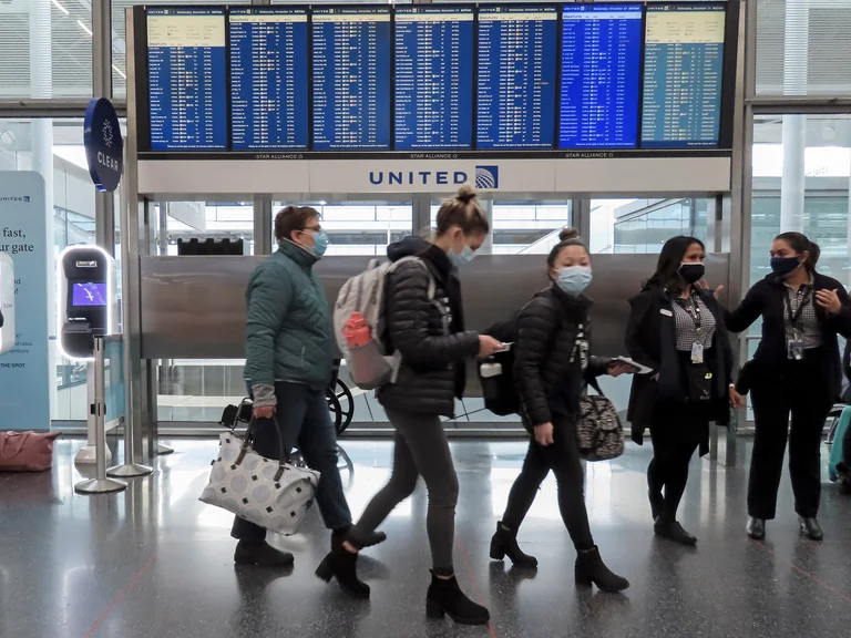 EEUU levantará la exigencia de un test de COVID-19 para los viajeros que lleguen al país en avión
