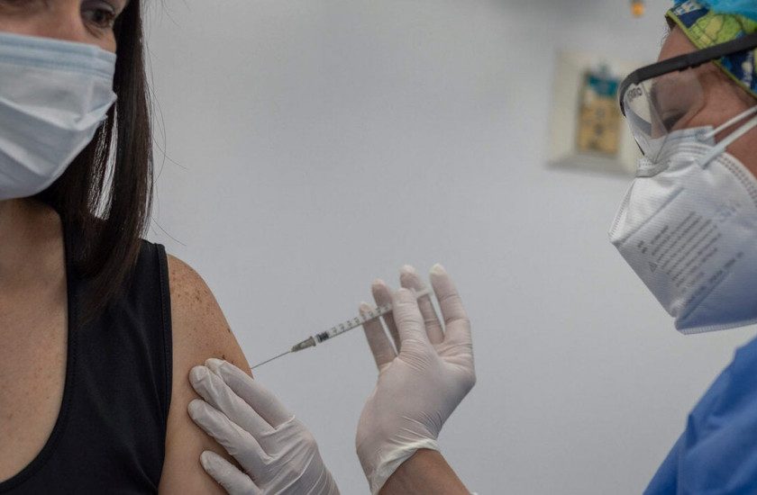 Suspenden las patentes de vacunas anticovid para su fabricación