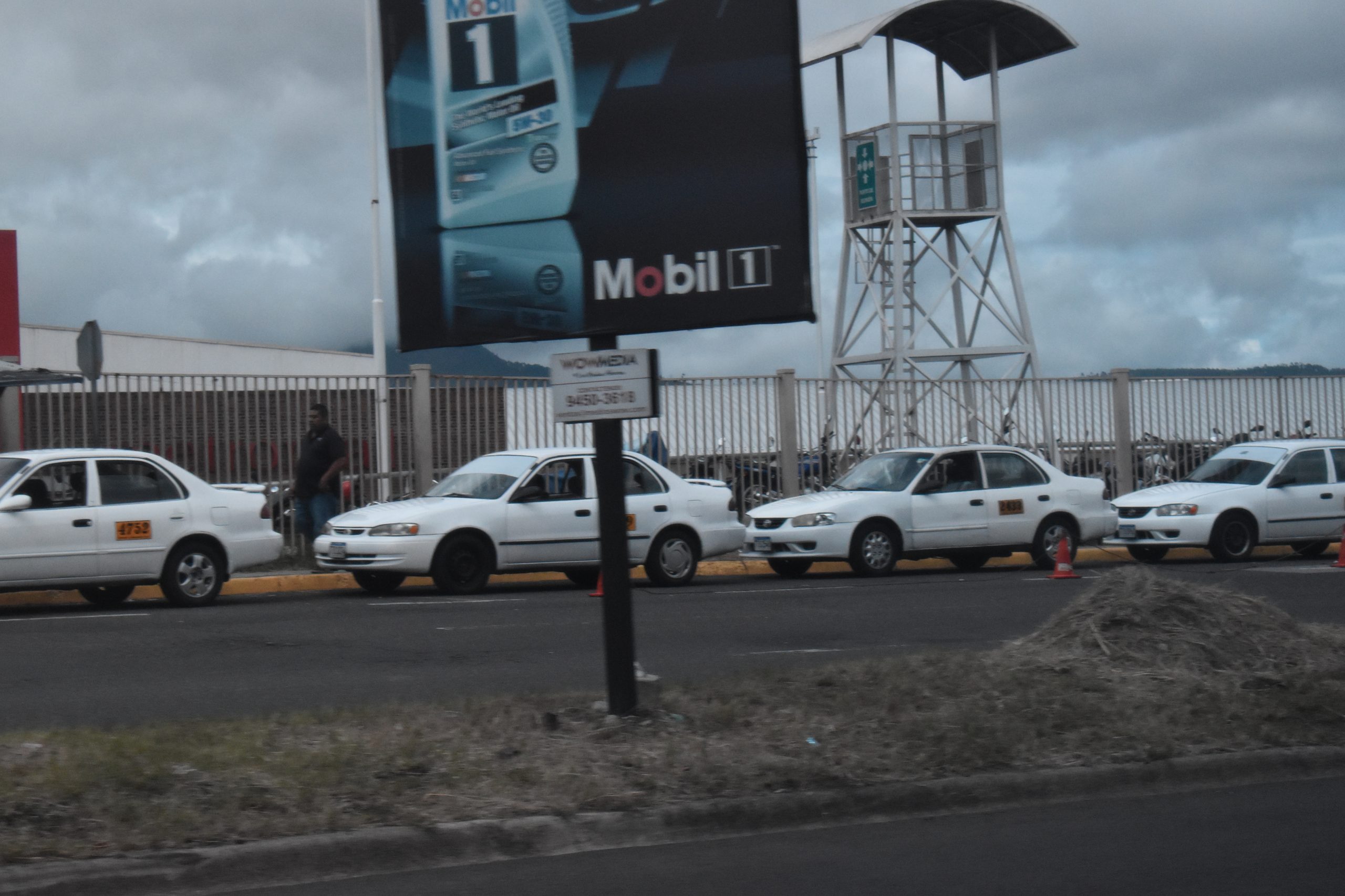 Taxistas amenazan con irse a paro si el Gobierno no revisa las tarifas