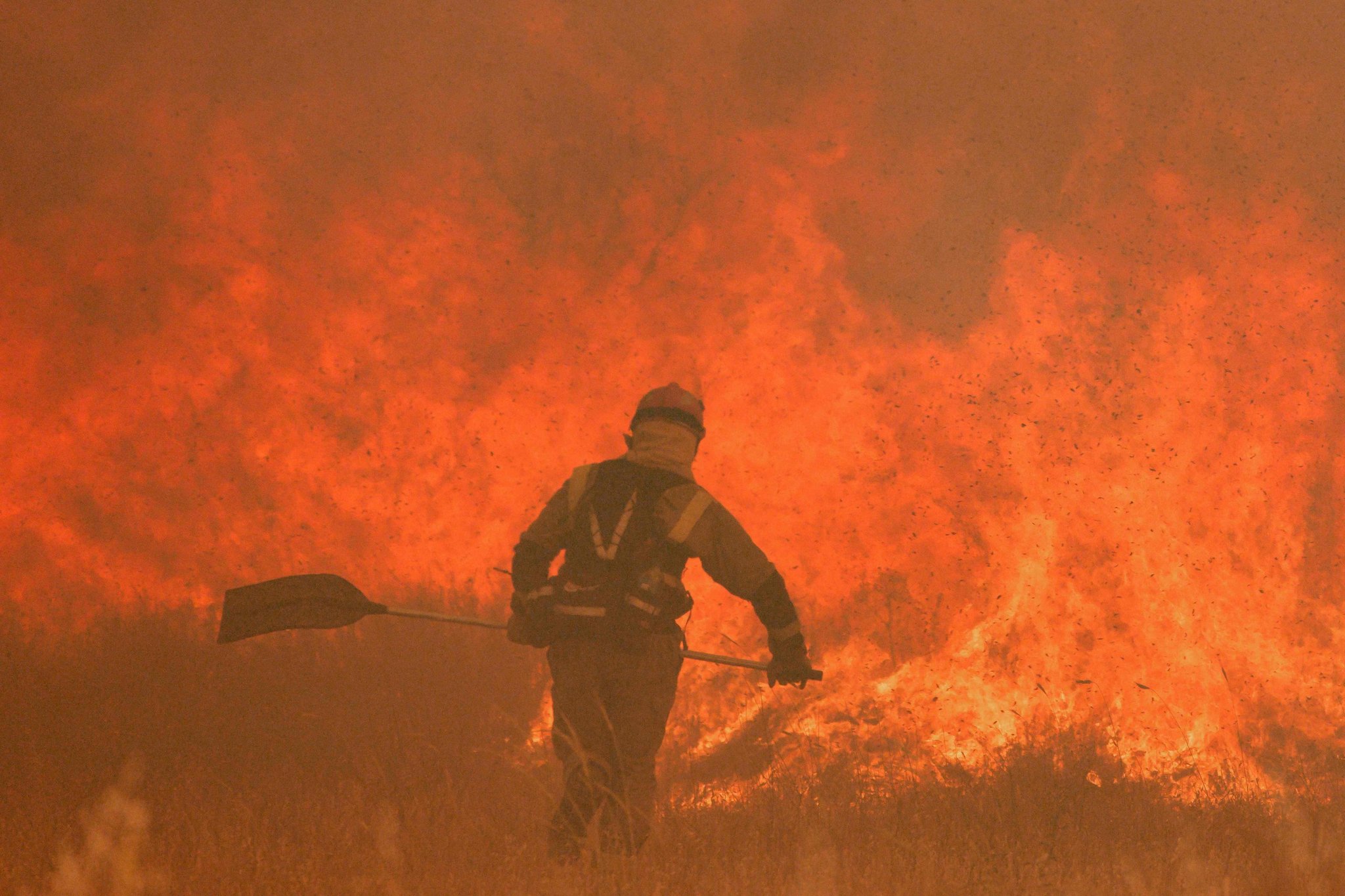 Los incendios arrasan España en medio de una inédita ola de calor que deja ya 360 muertos