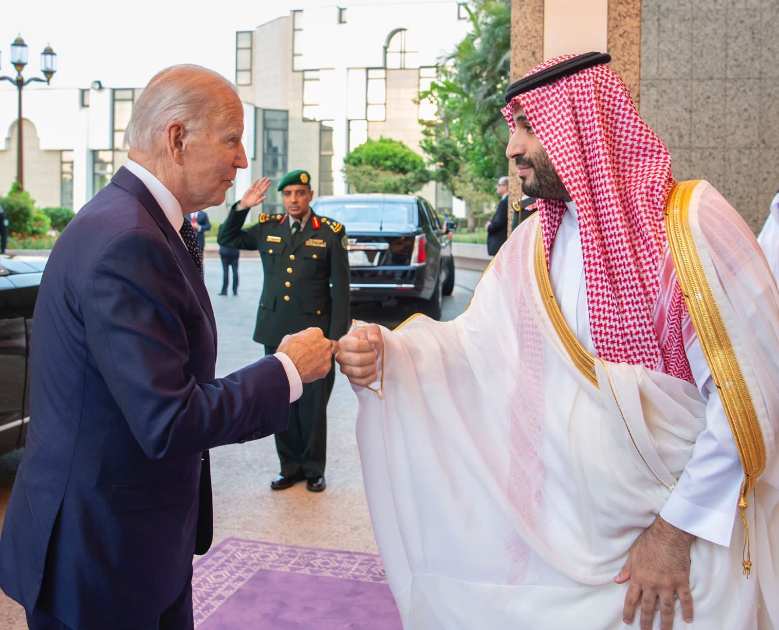 Biden saluda en Arabia Saudita al príncipe acusado del atroz asesinato de un periodista