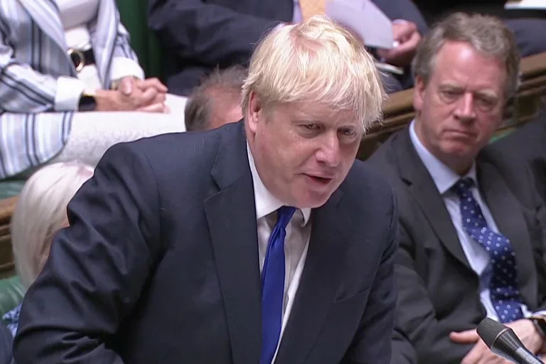 Gobierno de Boris Johnson pende de un hilo: una ola de renuncias vació su gabinete y piden su dimisión