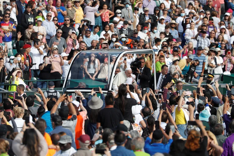 El papa Francisco celebró su primera misa masiva en Canadá, tras pedir perdón a indígenas