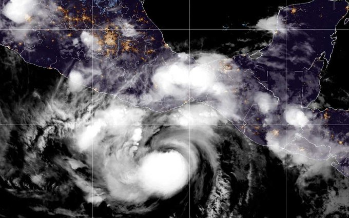 Bonnie se convierte en huracán frente a las costas del sur de México pero no tocará tierra