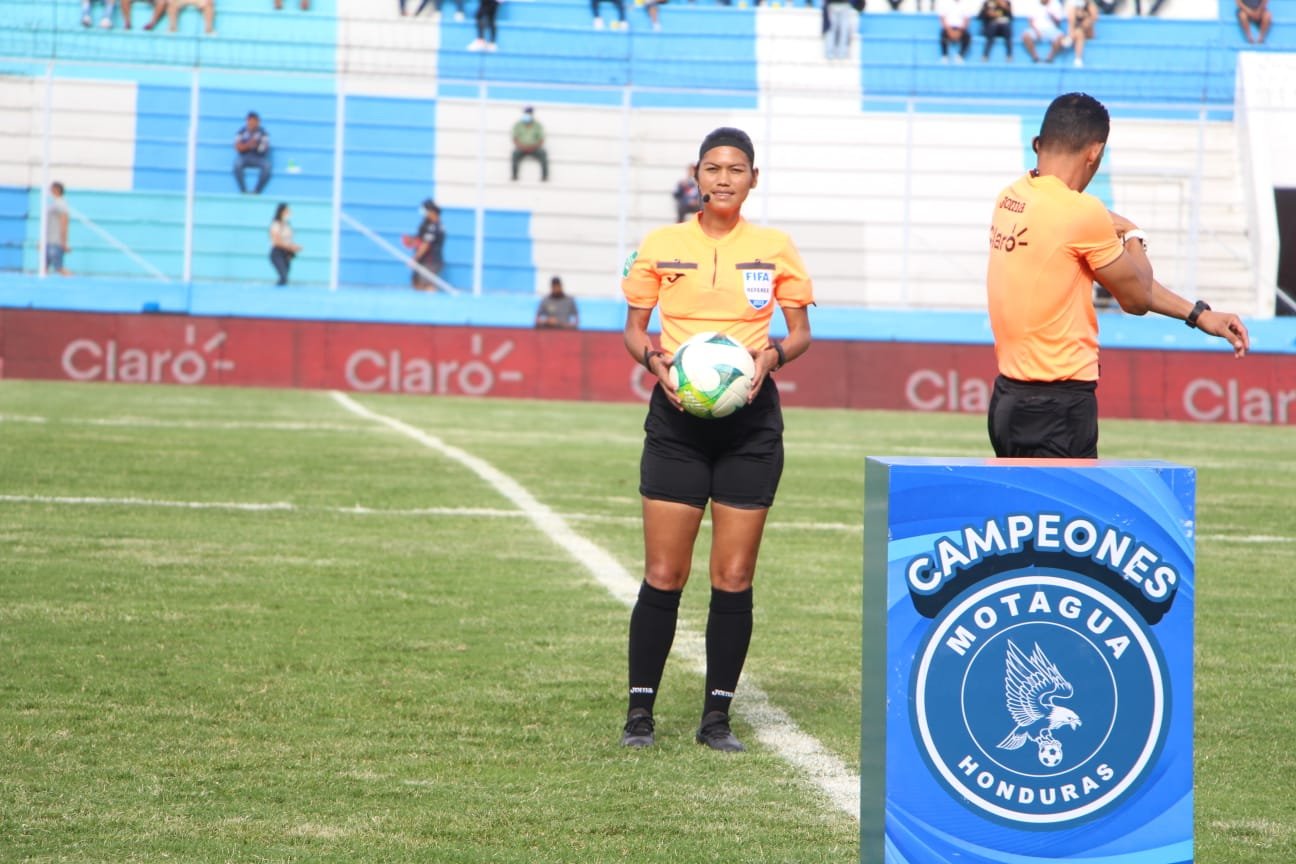 Merlin Soto, segunda mujer en debutar como árbitra central en la Liga Nacional