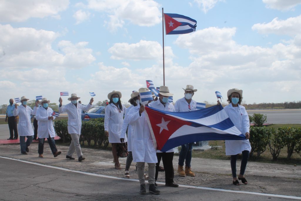 Doctores hondureños insisten en que médicos cubanos deben certificarse en el CMH